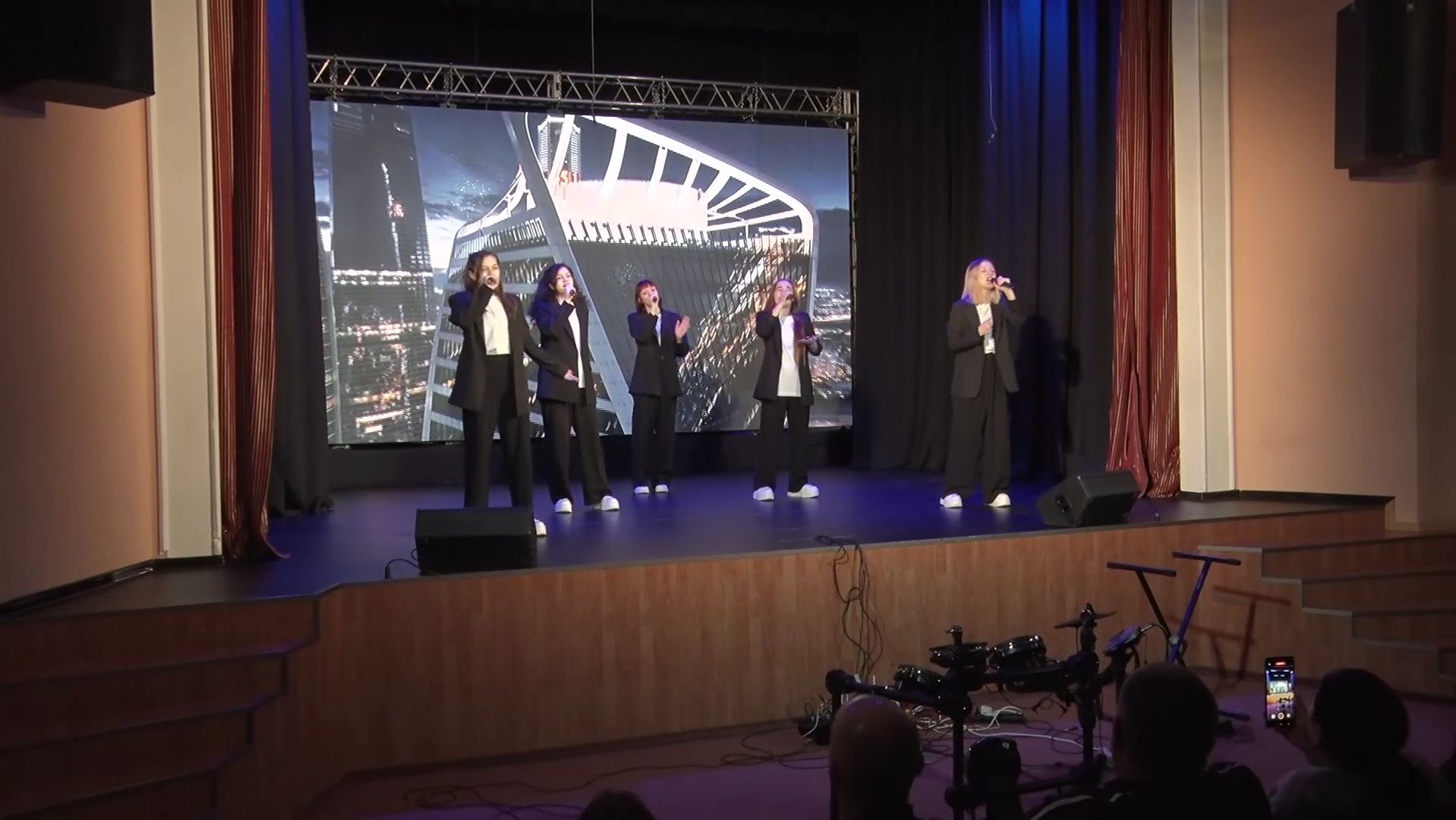 В Советском на конкурсе «Линия песни» определили сильнейших вокалистов смотреть онлайн