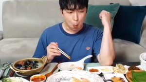 Мукбанг варёные креветки Еда на камеру