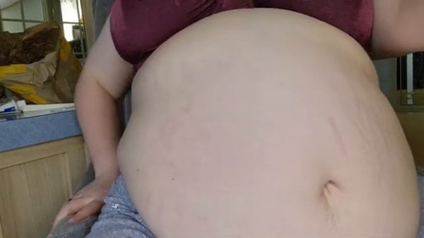 очень толстая девушка не может встать со стула
