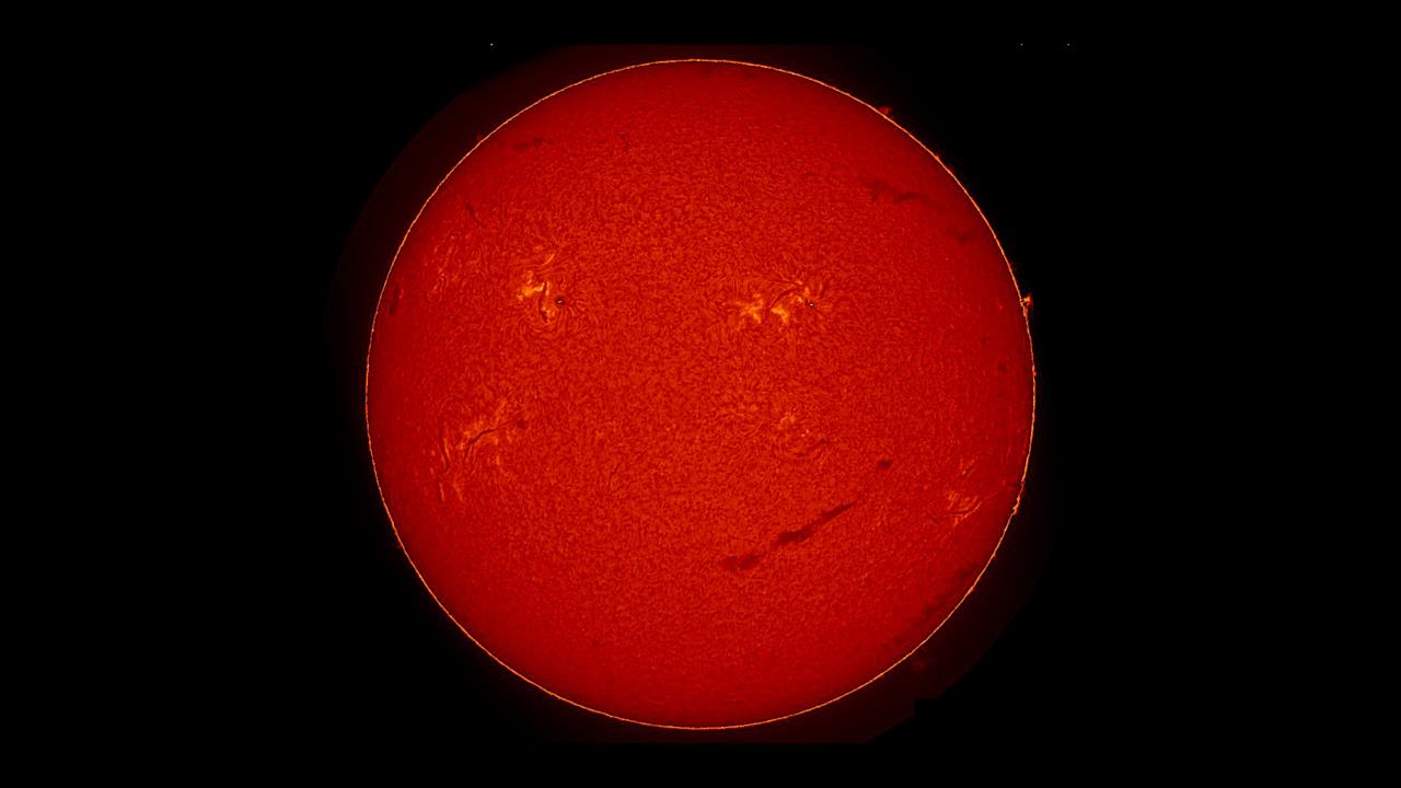Огромный смайлик появился на Солнце. смотреть онлайн