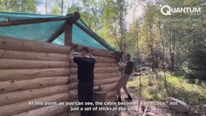 Двое мужчин строят СРУБ в лесу.