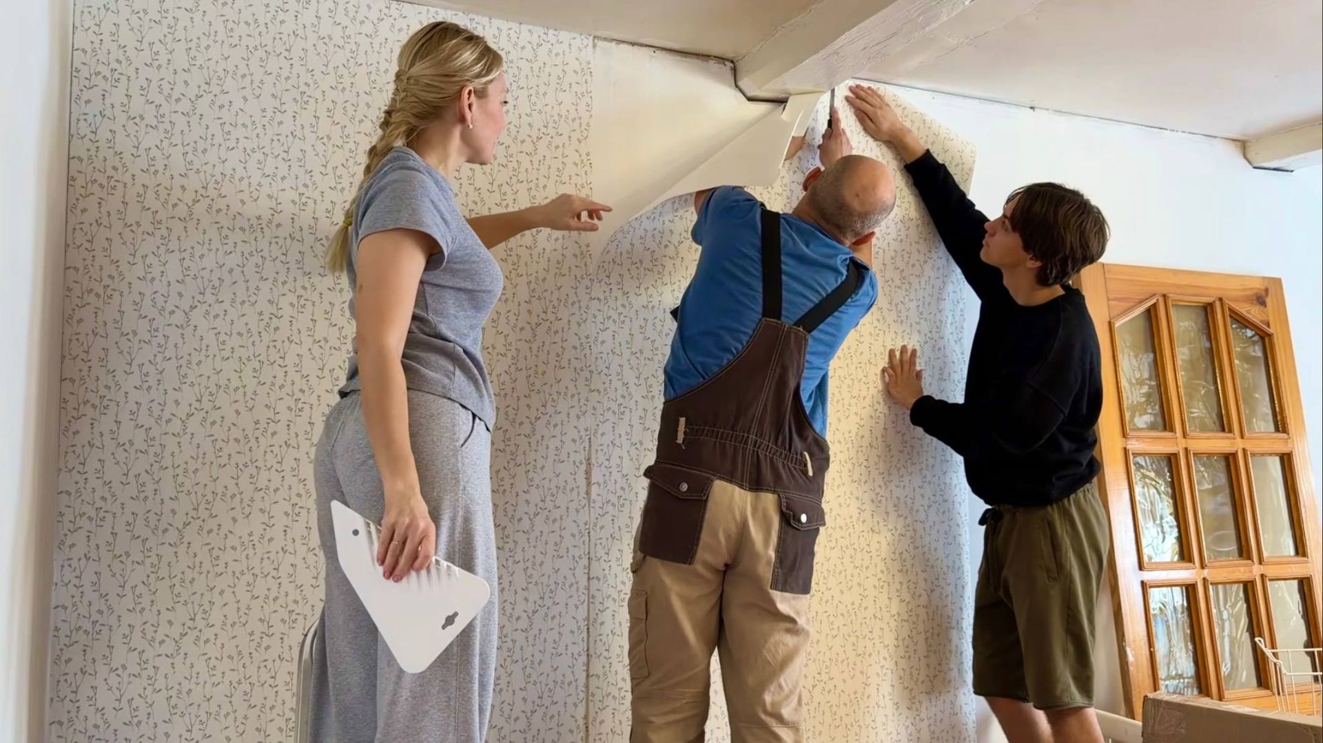 КАК ПЕРЕЖИТЬ РЕМОНТ В ДЕРЕВЕНСКОМ ДОМЕ/КЛЕИМ ОБОИ,СОЗДАЕМ УЮТ ВЫШИВКОЙ И ЛЕПИМ МАНТЫ смотреть онлайн