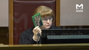 Судья осудила за обложку на паспорте РФ