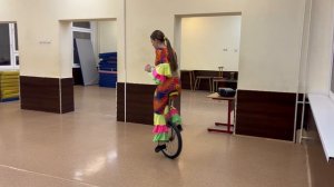 Моноцикл номер с жонглированием мячами