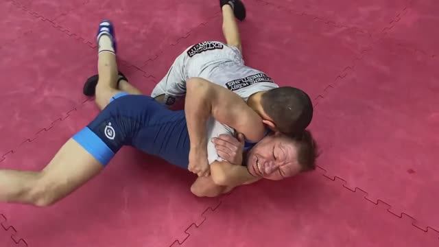 Безумная борьба Паши и Олега Монгола. Иришка Чики Пики смотреть онлайн