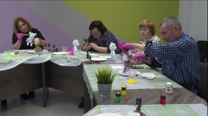 Счастливые родители Нурлата раскрашивали мишек