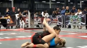 Девочка против мальчика - бразильское Джиу-Джитсу. Девчонка чуть не сломала мальчику руку