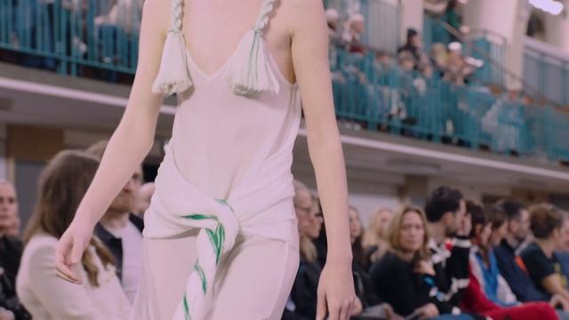 Показ женской коллекции JW Anderson осень-зима 2024-2025