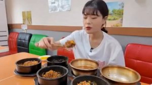Мукбанг 5 порций еды лапша, пибимпап Еда на камеру