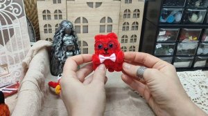 Кто-то красный, да ещё в очках! 🎈👓