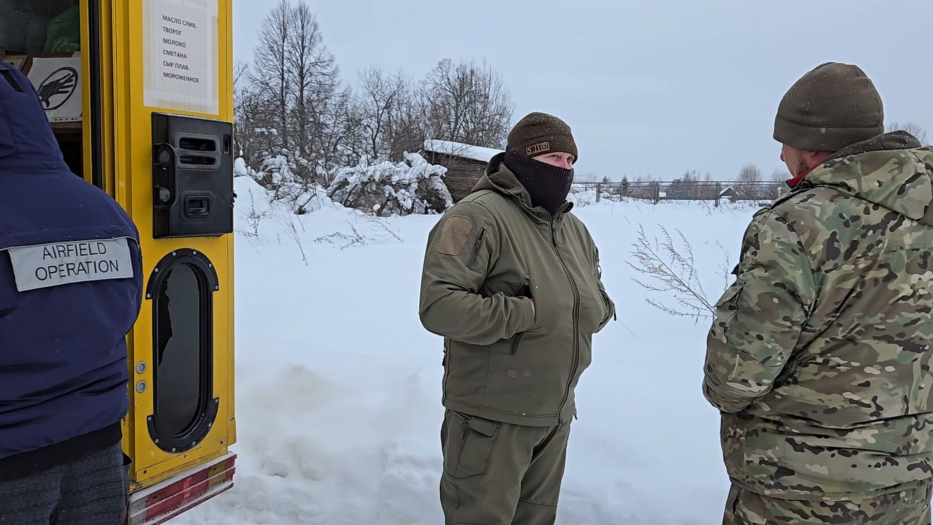 Насыщенное утро, птичья стая и привлекательные деревяшки смотреть онлайн