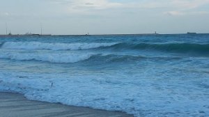 Волны на пляже. Средиземное море, февраль 2026