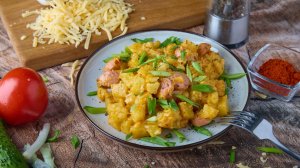 Ленивая картошка с сосисками в духовке.