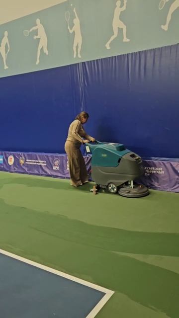 Тест-драйв поломоечной машины Wellland F50P на тенисном корте