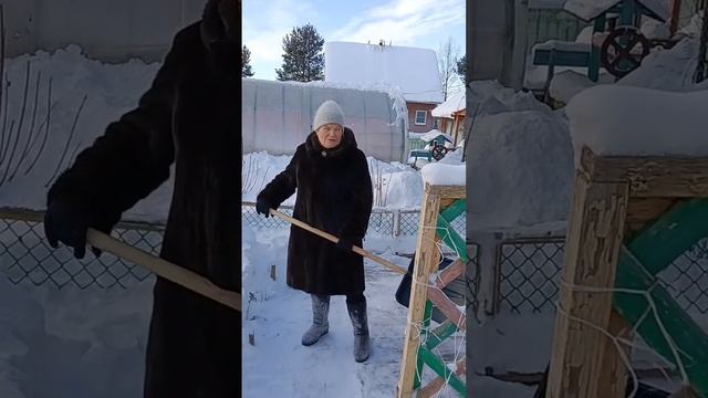 Чистим снег на даче.
