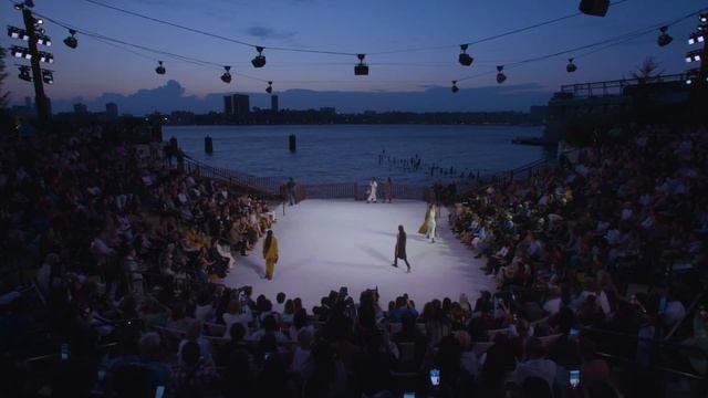 Показ женской коллекции Proenza Schouler весна-лето 2022