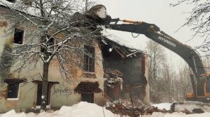 Снос аварийного дома: на Красноармейском шоссе демонтируют здание 1949 года постройки