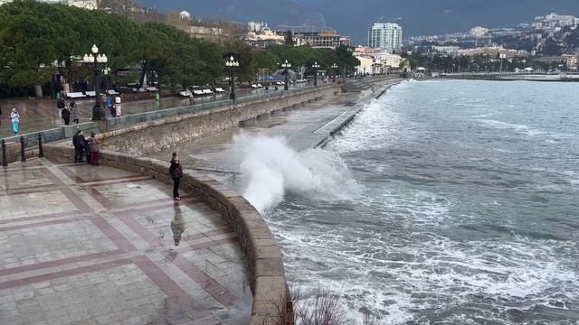 Ежедневная «вебкамера» Ялты. 13 февраля. Время: 11:45 смотреть онлайн