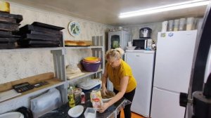 Квашу капусту, пеку вкусный хлебушек и вкусняшки к чаю.