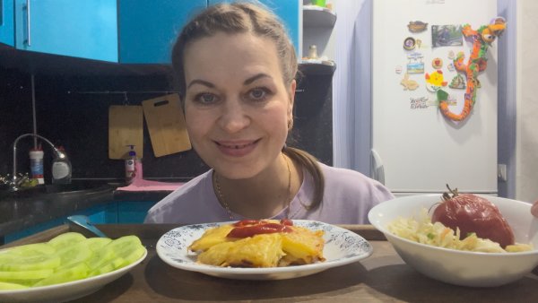 МЯСО С КАРТОФЕЛЕМ ЗАПЕЧЁННОЕ ПОД СЫРОМ/КВАШЕНАЯ КАПУСТА/MUKBANG ЕДА ОБЖОР