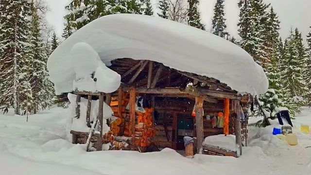 Живём в тайге в старенькой избушке. Рыбалка по хариусу удалась. Как делим улов между собой!? смотреть онлайн