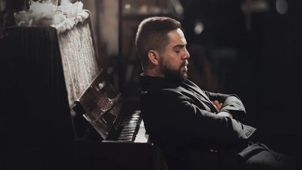 Американский вокалист Эндрю МакФадден