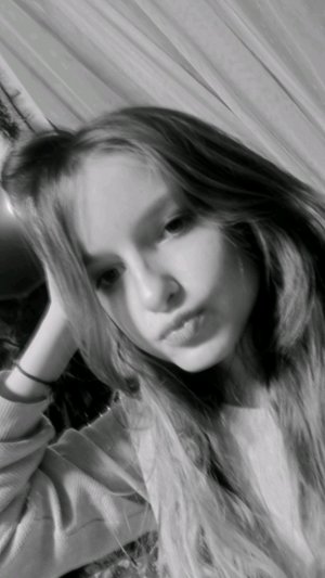 пришла со школы и делаю уроки