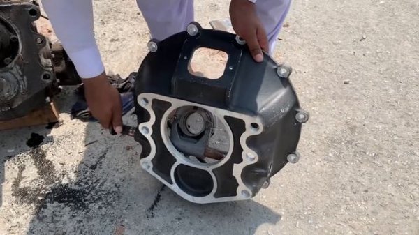 Ремонт коробки передач грузовика. Пакистанские автомеханики.