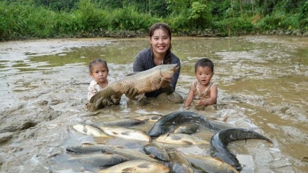 Ловим гигантского карпа для продажи на рынке. Приготовление корма для свиней. Жизнь Дуонг