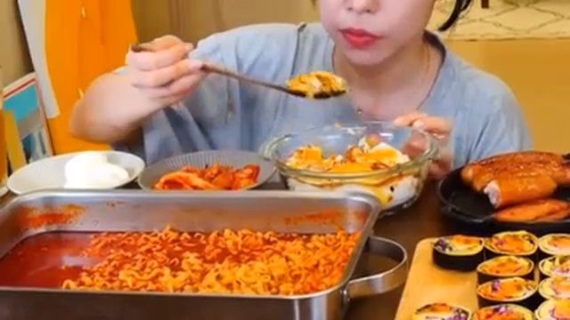 Мукбанг лапша , кимпбап, яйца Еда на камеру Корейский мукбанг смотреть онлайн