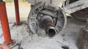 Ремонт двух полуосей грузовика. Пакистан
