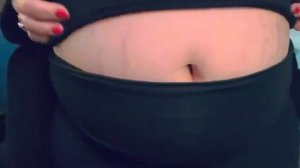 Толстушка играет со своим животиком