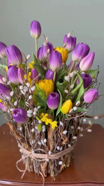Композиция с тюльпанами.