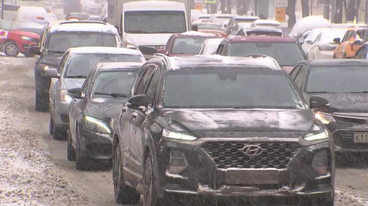 Новый циклон принес в Москву метель и потепление. смотреть онлайн