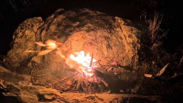 Нереально красивый ночной костер около скалы смотреть онлайн