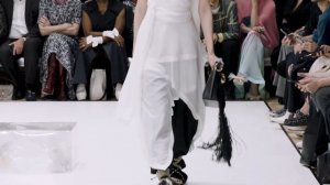 Показ женской коллекции JW Anderson весна-лето 2020