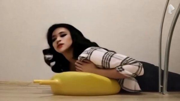 Тренировка пресса мячиком