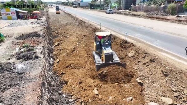 Skills Driver Bulldozer SHANTUI , Filling up land huge, Dump truck unloading
