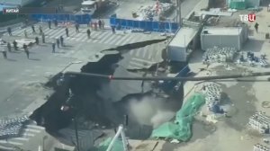 В Шанхае дорога рухнула в воронку: впечатляющие кадры