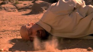 Уолтер Уайт (Хайзенберг) плачет на земле. Уолтер падает на землю в пустыне