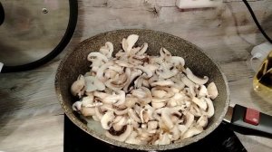 Жду когда она вернётся, а пока готовлю пиццу.