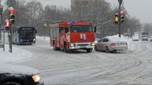 Новая пожарная спешит с сиреной