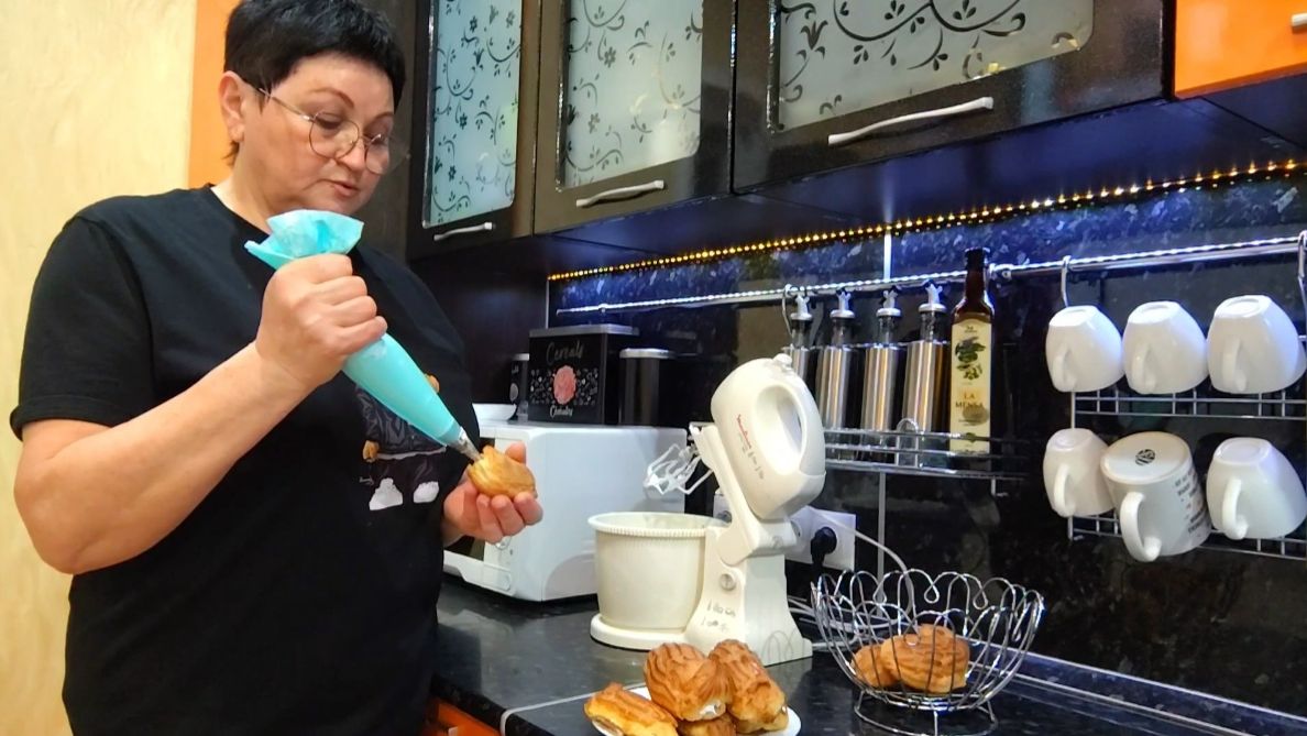 ЖИЗНЬ В СЕЛЕ: продолжение/ФАСОВКА/КРЕМ БЕЛКОВО ЗАВАРНОЙ НА ЭКЛЕРЫ смотреть онлайн