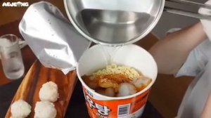 Мукбанг креветки, лапша и рисовые шарики Еда на камеру