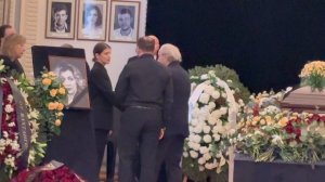 МАКСАКОВА УПАЛА НА КОЛЕНИ ПЕРЕД ГРОБОМ | АРТИСТЫ НА ПОХОРОНАХ АКТРИСЫ ОЛЬГИ ЧИПОВСКОЙ 9.02.2026