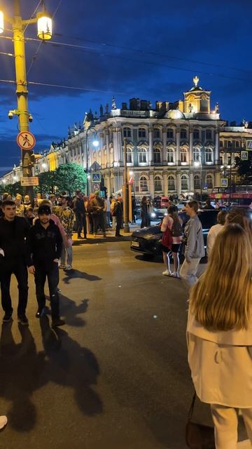 Вот так гуляет Питер перед разведенным Дворцовым мостом