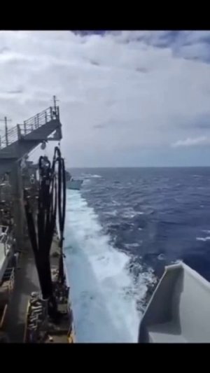 Вижу цель, не вижу препятствий! Боевой корабль ВМС США при дозаправке протаранил судно снабжения.
