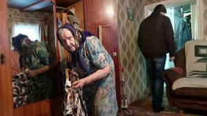 Мария Егоровна хвалится подарками