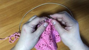 Узор спицами с каймой по низу для любых плечевых изделий