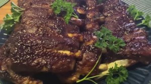 Сочные свиные ребрышки запеченные в духовке .